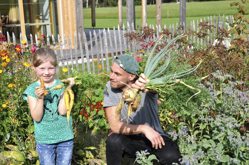 Gustl und Mädchen im Bauerngartl bei der Ernte