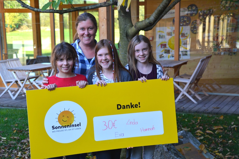 Spendenübergabe an die Sonneninsel von drei Mädchen aus Oberösterreich