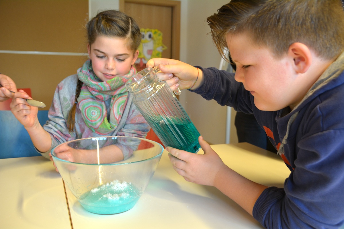 Kinder machen Experimente auf der Sonneninsel Seekirchen