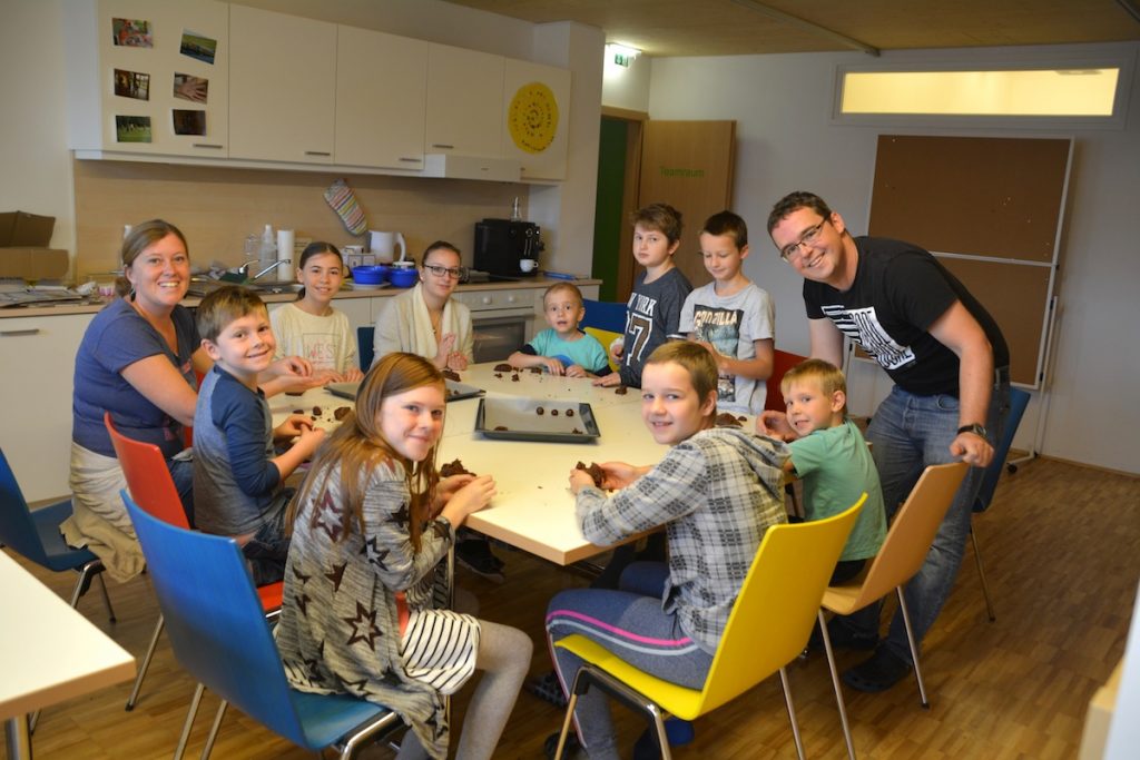 Kinder und Eltern backen Kekse