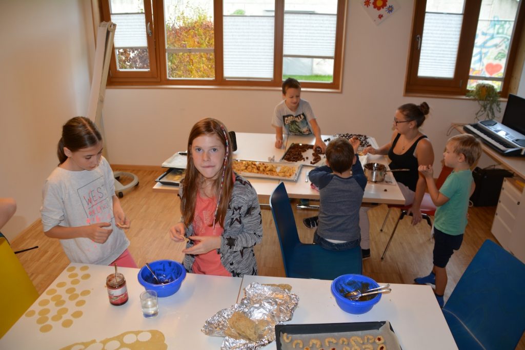 Kinder backen Kekse auf der Sonneninsel Seekirchen