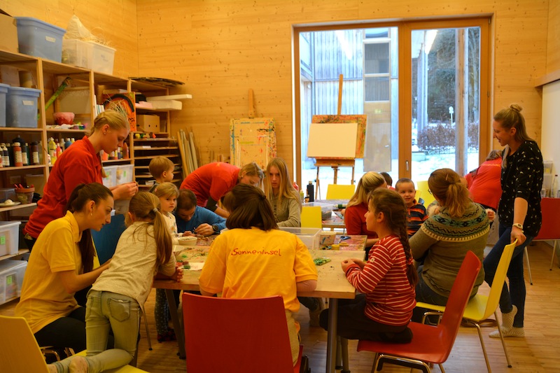 Sonneninsel Seekirchen Weihnachtswerkstatt: Kinder und Betreuerinnen basteln bunte Geschenke