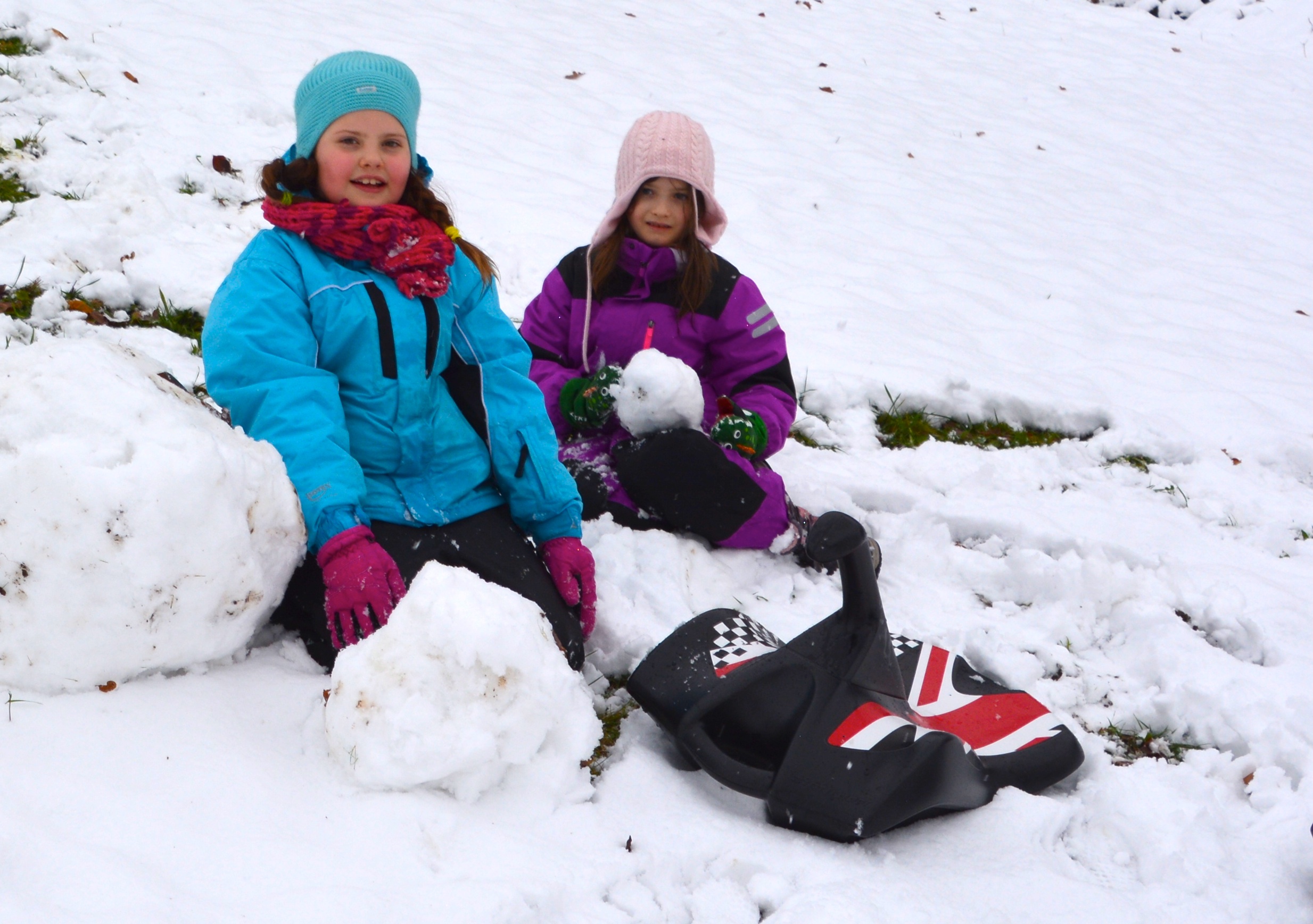 Sonneninsel Seekirchen: Kinder im Schnee mit Zipfelbob
