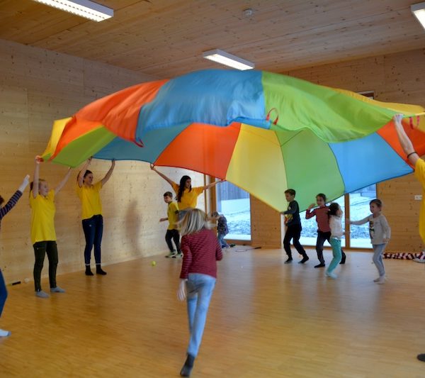 Sonneninsel Seekirchen Weihnachtswerkstatt: Spiel mit dem Regenbogentuch