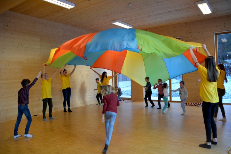 Sonneninsel Seekirchen Weihnachtswerkstatt: Spiel mit dem Regenbogentuch