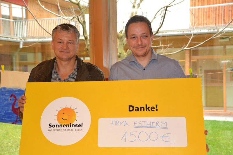 GF Herr Wienerroither übergibt die Spende an Thomas Janik