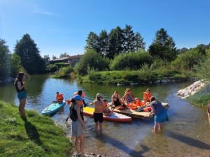 Floß bauen und in Begleitung von Kanus den Wallersee erkunden.