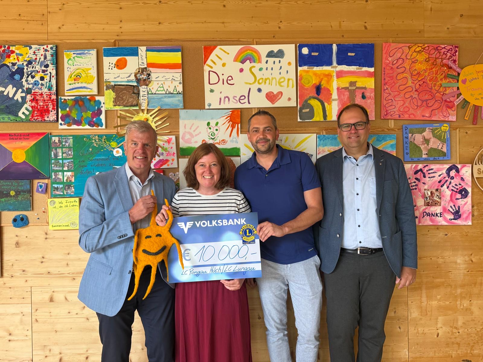 Bei der Spendenübergabe auf der Sonneninsel: Maximilian Huber (Pastpräsident LC Pongau Höch), Martina Weber (Geschäftsführerin Sonneninsel) Gerald Bogensperger (Pastpräsident LC Lungau), Klemens Lagler (Vicepräsident LC Pongau Höch)