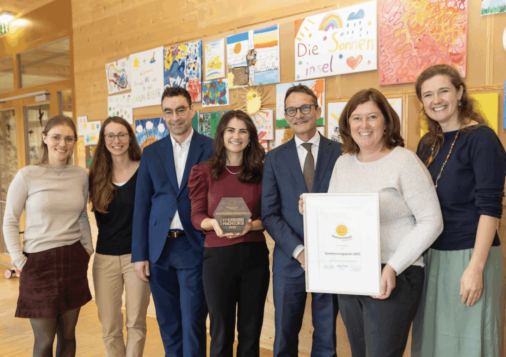 Foto: © Kolarik 11.12.2025 | v.l.n.r.: Dr. Hannah van Alebeek (Senior Scientist Abteilung Psychotherapie/-forschung), Dr. Franziska Pfannerstill (Senior Scientist Abteilung Psychotherapie/-forschung), Univ.-Prof. Dr. Thomas Probst (Leitung Abteilung Psychotherapie/-forschung), Christina Eberl MSc (Preisgewinnerin und Psychologin Sonneninsel), Rektor Univ.-Prof. Dr. Bernhard Fügenschuh, Martina Weber MSc (Geschäftsführerin und Psychologin Sonneninsel), Dr. Elisabeth Uttenthaler (Psychologin Sonneninsel)